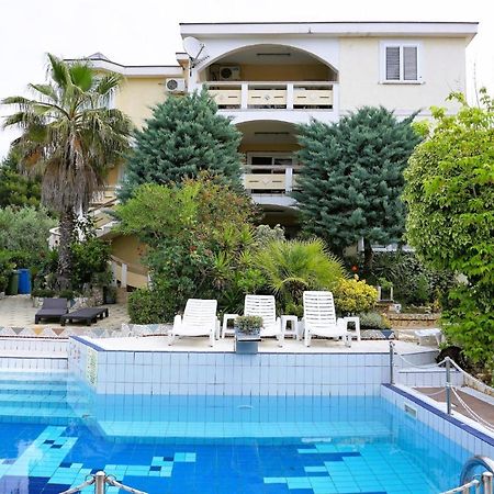 Villa Latina With 6 Apartments And A Shared Pool Vir Exterior photo