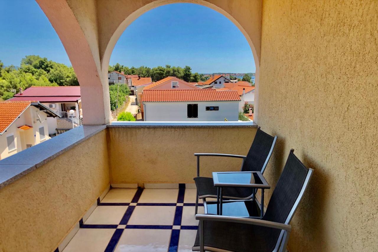 Villa Latina With 6 Apartments And A Shared Pool Vir Exterior photo