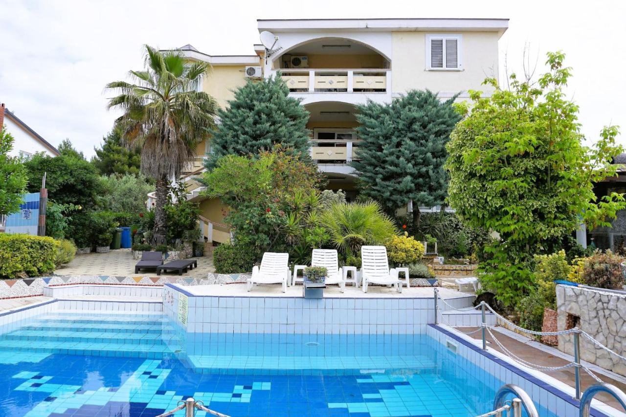 Villa Latina With 6 Apartments And A Shared Pool Vir Exterior photo