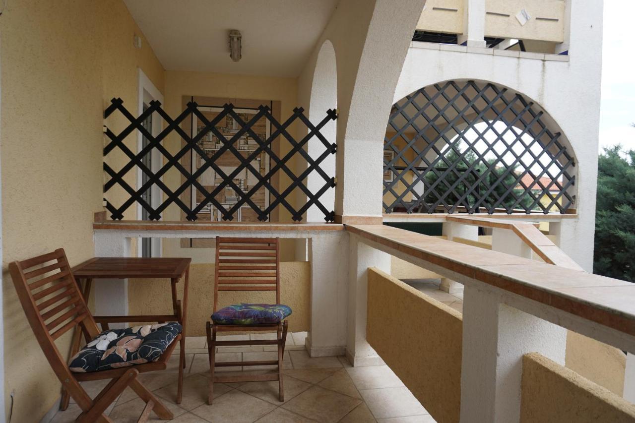 Villa Latina With 6 Apartments And A Shared Pool Vir Exterior photo