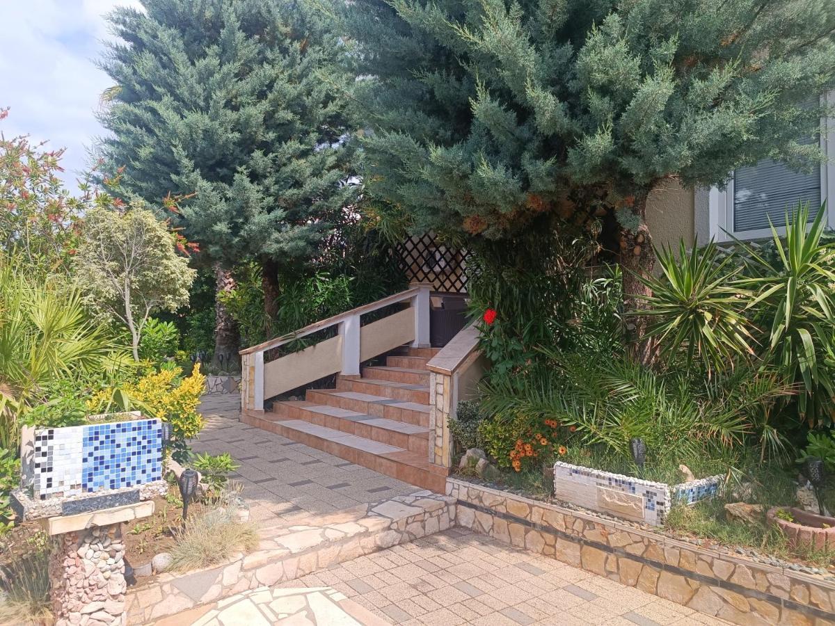 Villa Latina With 6 Apartments And A Shared Pool Vir Exterior photo