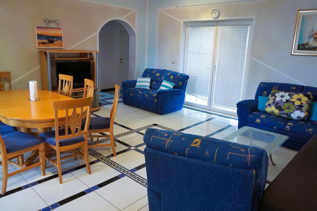 Villa Latina With 6 Apartments And A Shared Pool Vir Exterior photo