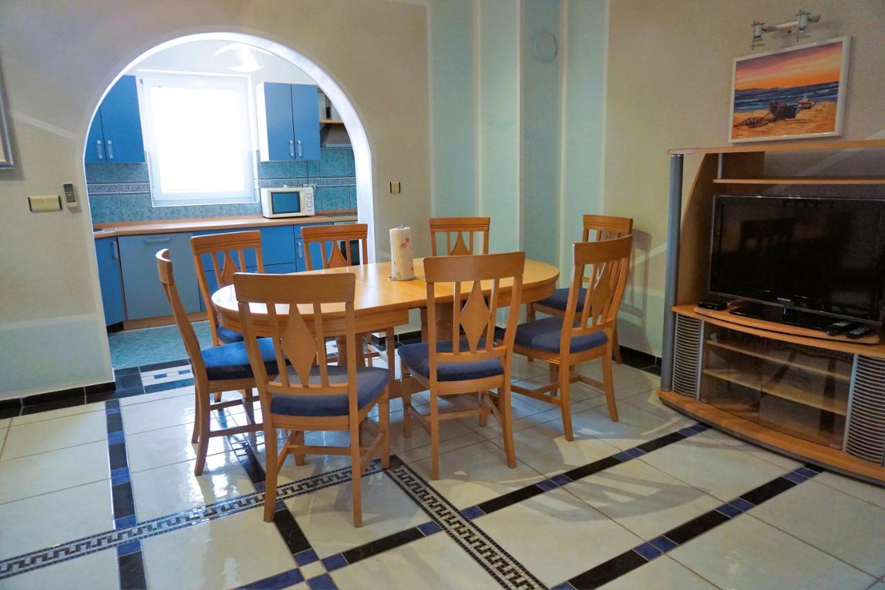 Villa Latina With 6 Apartments And A Shared Pool Vir Exterior photo