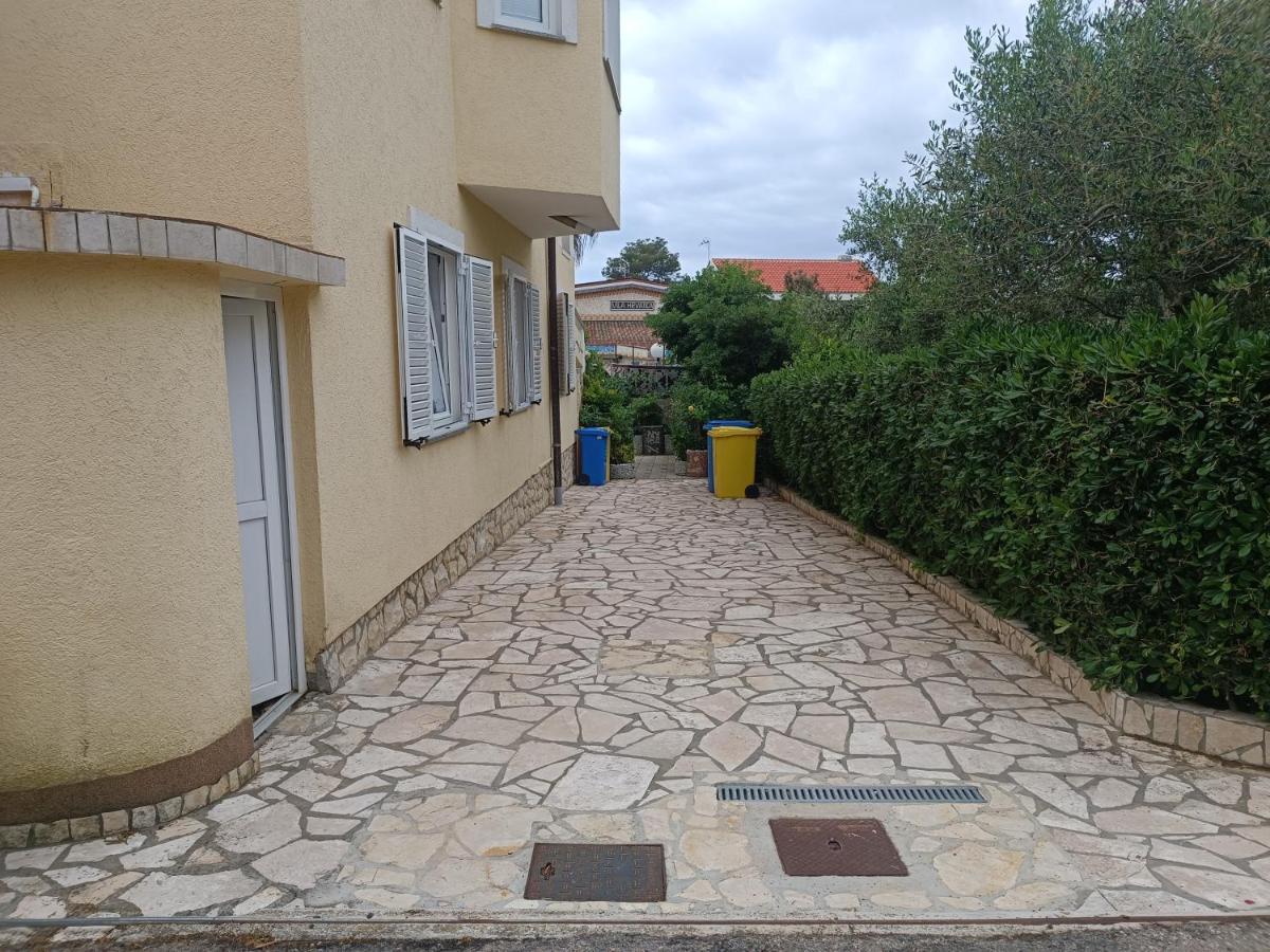 Villa Latina With 6 Apartments And A Shared Pool Vir Exterior photo